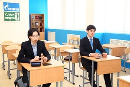Ученики "Газпром-класса" выполняют задания олимпиады
