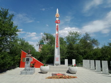 Отреставрированный памятник в поселке Первомайском Оренбургского района