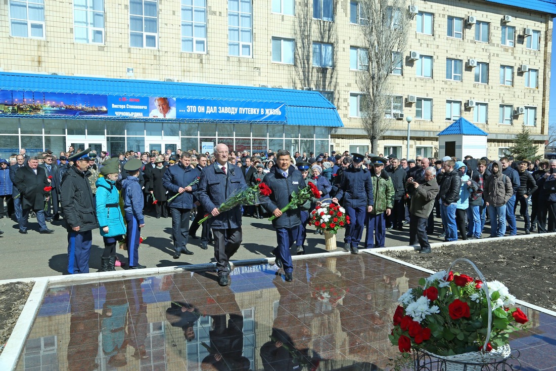 Цветы к памятнику возложили губернатор Оренбургской области Юрий Берг, генеральный директор ООО "Газпром добыча Оренбург" Владимир Кияев. Дань памяти и уважения выдающемуся земляку почтили ветераны и работники предприятия