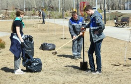 Представители совета молодых ученых и специалистов помогают с  уборкой улиц и мест отдыха в населенных пунктах Оренбургского района. 16 апреля 2021 года
