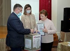 Награду Валентине Лысовой вручают Андрей Неверов и Анна Дмитриева