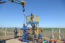 Работники цеха по добыче нефти, газа и конденсата завершают монтаж лебедки автоматического депарафинизатора