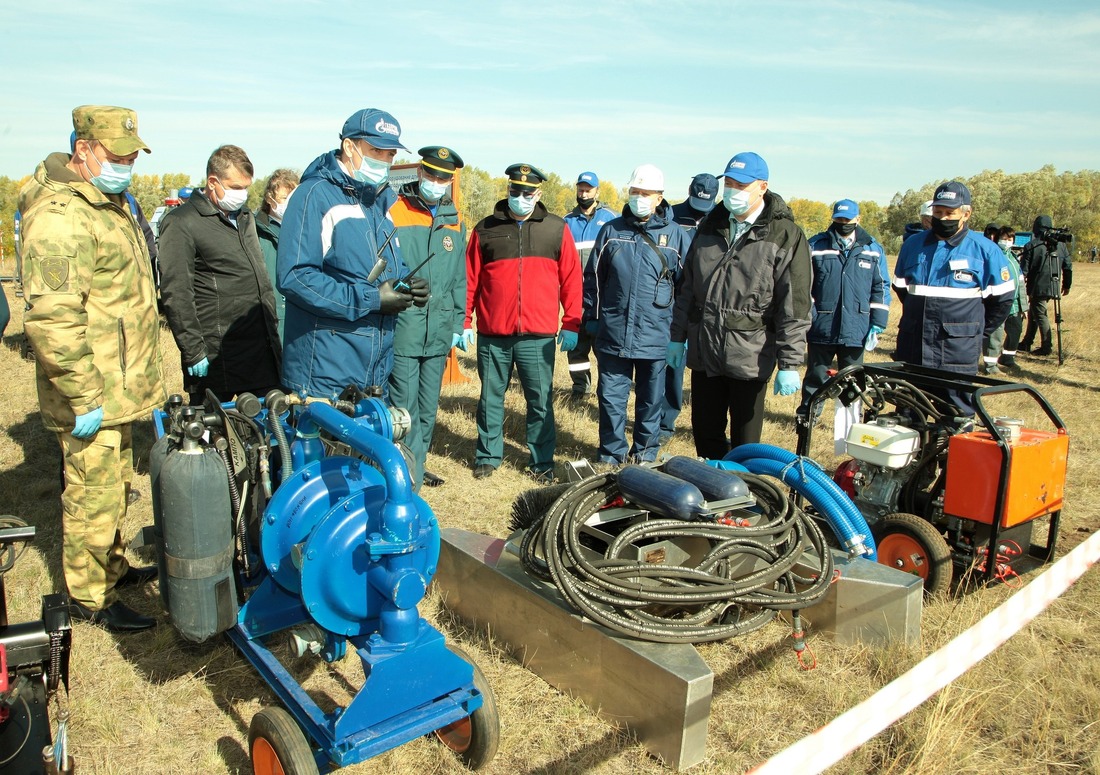 Демонстрация образцов оборудования, которое используется в ООО "Газпром добыча Оренбург" при ликвидации аварийных разливов нефтепродуктов в зимнее время