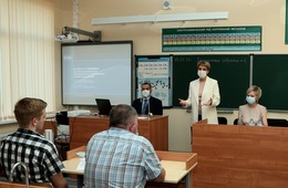 Александра Антипова (в центре), начальник отдела кадров и трудовых отношений Общества в с. имени 9 Января