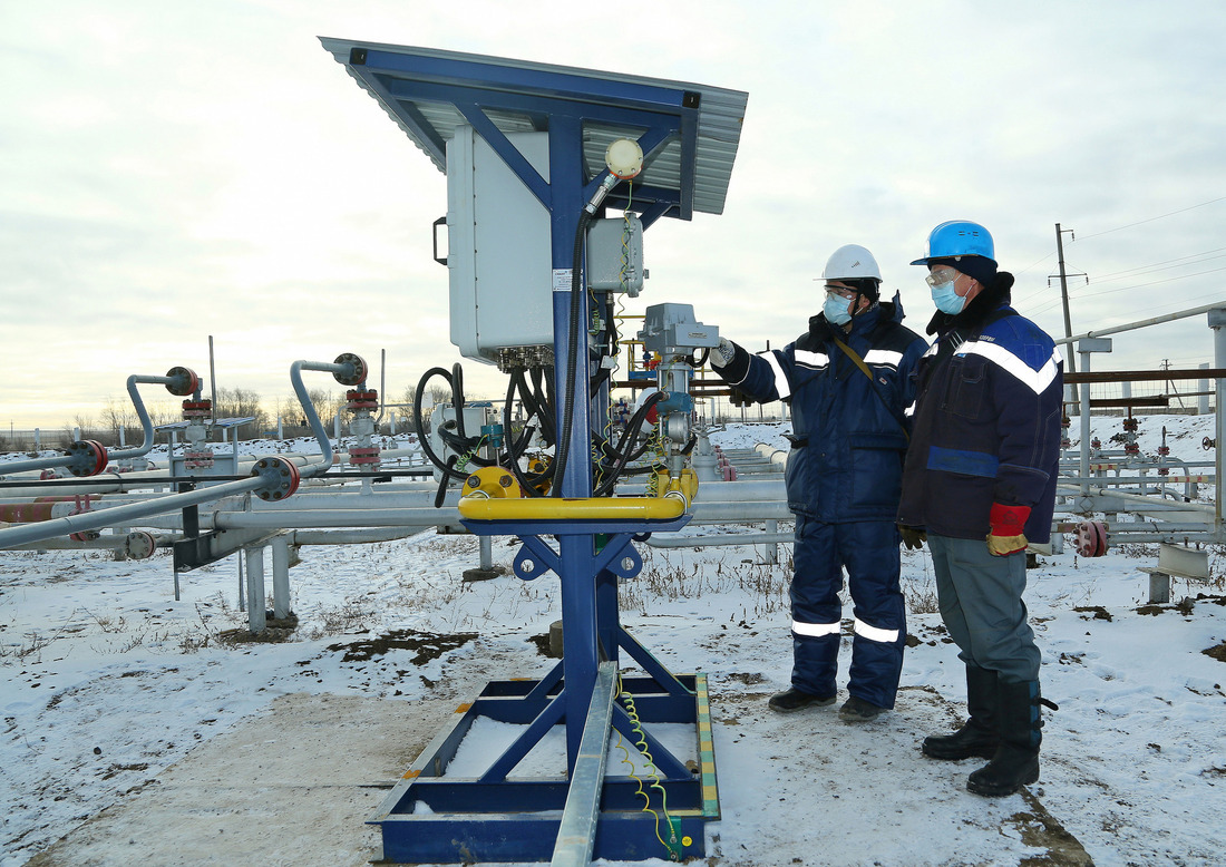 Специалисты ООО "Газпром добыча Оренбург" и организации-подрядчика выставляют на АСУРГ параметры подачи газа в нефтяную скважину