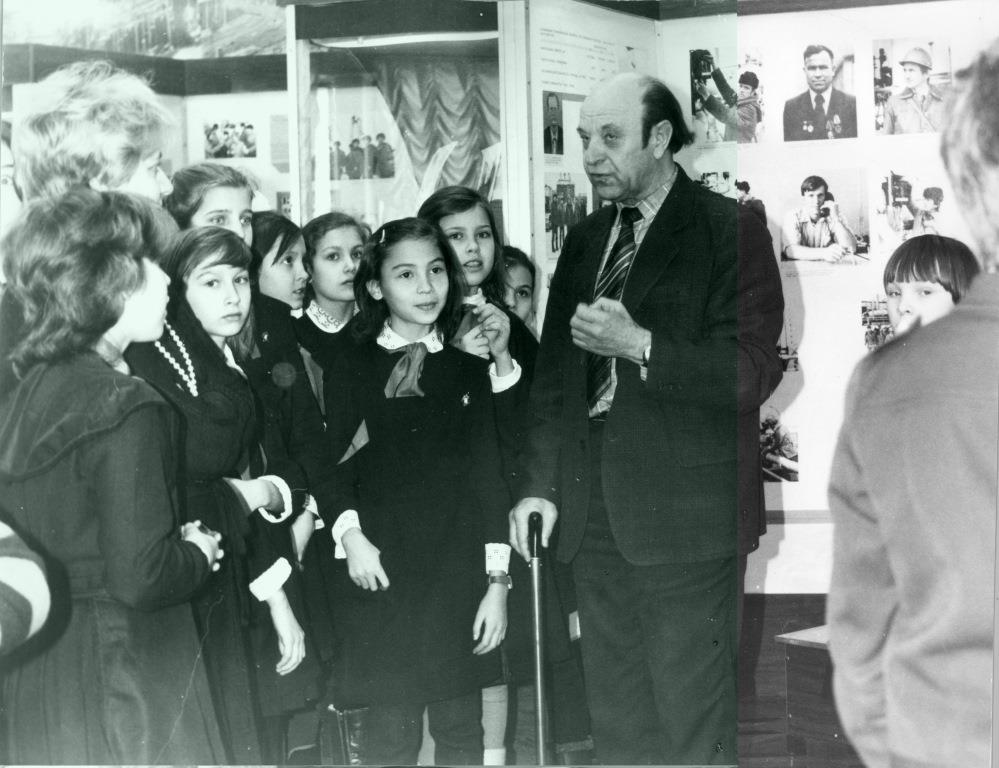 Создатель и первый заведующий музеем истории и трудовой славы, ветеран Великой Отечественной войны Валентин Чернов ведет экскурсию для школьников