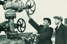 Семен Черепахин и Анатолий Михайленко на скважине № 56 месторождения "Совхозное", 1961 год