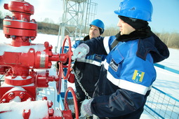 Операторы по добыче нефти и газа УКПГ № 12 Никита Вытовтов (на переднем плане) и Александр Сорокин регулируют газовые потоки