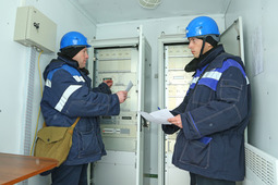 Техосмотр станции катодной защиты проводят монтеры электрохимзащиты Александр Слободсков (слева) и Юрий Бородин