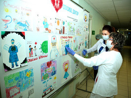 В фойе ООО "Клиники промышленной медицины" появился стенд с рисунками детей "Спасибо, доктор"
