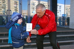 Самому юному члену клуба 3-летнему Диме Плотникову вручили персональную книжку велосипедиста