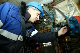 Оператор по исследованию скважин Валерий Чертовских осматривает оборудование "Порта-Теста"