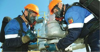Газоспасатели Эльнар Камалутдинов и Сергей Каширин демонтируют проглушки для пуска линии в работу