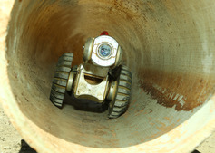 Дистанционно управляемый робот обследует трубу