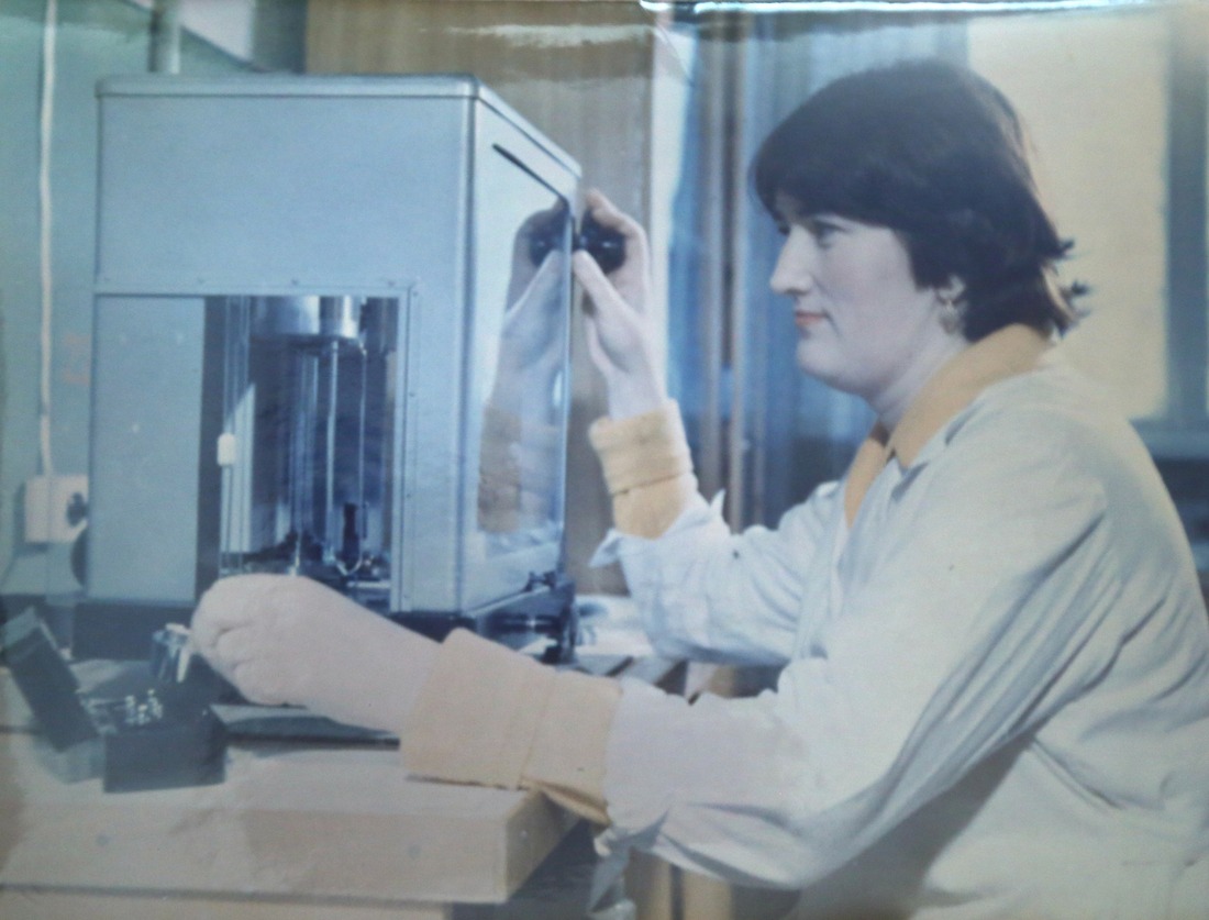 Тамара Гладышева во время работы лаборантом химанализа, 1982 год