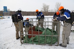Спасатели монтируют емкость для сбора условно загрязненного снега