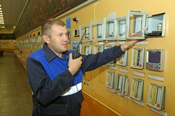 Оператор Камиль Исхаков ведет переключение подачи сырья между установками