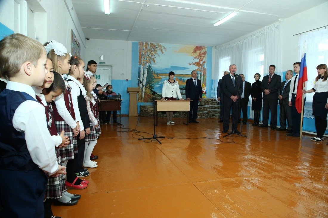 На торжественной линейке, в которой приняли участие руководство района и представители ООО «Газпром добыча Оренбург», состоялась символическая «приемка» школы