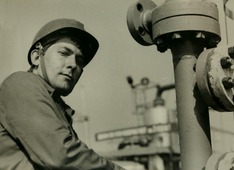 Слесарь КИПиА В.В.Громов на монтаже оборудования УКПГ №1 2, 1978 год