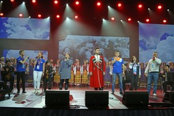 Юлия Яхина на одной сцене с Государственным академическим кубанским казачим хором