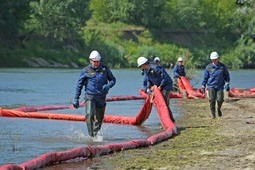 Работники военизированной части ООО "Газпром добыча Оренбург" приступили к разворачиванию боновых заграждений