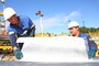 Операторы по добыче нефти и газа Александр Самодуров и Сергей Межуев выполняют обшивку трубопровода