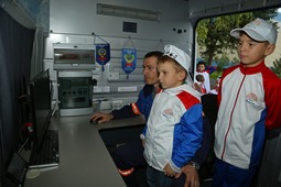 Работники военизированной части ООО "Газпром добыча Оренбург" рассказали ребятам о назначении передвижной экологической лаборатории