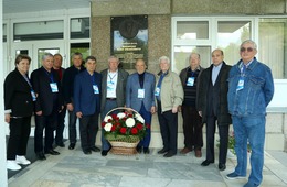 Ветераны возложили цветы к мемориальной доске Рема Вяхирева