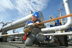 Слесарь Ильдар Мавлекаев ведет монтажные работы по подключению очищенного газа на установке комплексной подготовки газа № 15