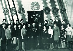 Коллектив ОПС-8 у знамени ВЦИК, 1970-е годы