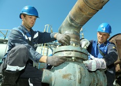 Операторы по добыче нефти и газа Дмитрий Мешков (слева) и Олег Сорокин готовят трубный узел к монтажу