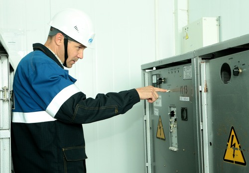 Ведущий инженер отдела главного энергетика УЭСП Анатолий Хисматуллин проводит технический осмотр установки электрохимической защиты