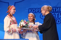 Александра Богуславская и Аделина Нургалиева принимают награду за душевное исполнение русской народной песни
