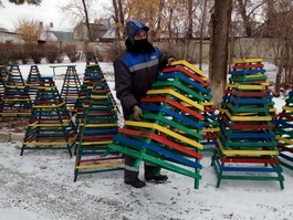 Газовики для подшефного учреждения изготовили 20 пирамидок для защиты молодых деревьев