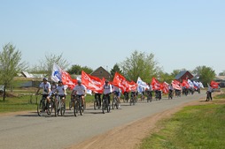 45 оренбургских велосипедистов-газовиков преодолели 30-километровую дистанцию Велопарада Победы и въезжают в село Нижняя Павловка