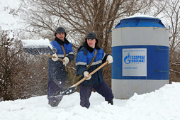 Кабельщики-спайщики Андрей Завершинский (слева) и Максим Гумиров очищают от снега территорию вокруг необслуживаемого усилительного пункта