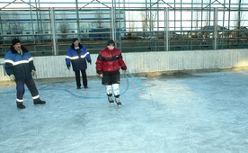 Лед в селе Павловка помогали заливать юные любители катания на коньках