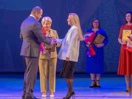 Глава города Сергей Салмин вручил награду Елене Сукач