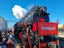 Выставка военного транспорта на железнодорожном вокзале города Оренбурга
