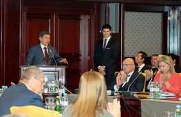 Клуб "Факел — Газпром" представил его президент, генеральный директор ООО "Газпром добыча Оренбург" Владимир Кияев