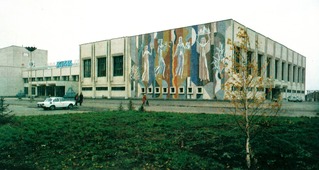 ДК "Дружба", 1988 год. Мозаику с изображением муз на фасаде Дворца можно видеть и сейчас. В процессе реконструкции ее решено было сберечь
