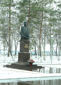 Памятник Виктору Черномырдину у проходной Оренбургского газоперерабатывающего завода ООО «Газпром добыча Оренбург» был установлен в августе 2012 года