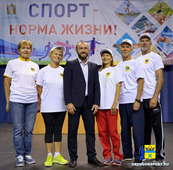 Ветераны-газовики Ирина Рысина, Александр Белкин и Георгий Малышев (крайние справа). Фото с сайта orengorsport.ru