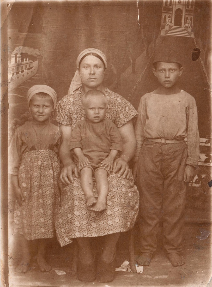 Снимок, отправленный на фронт. Евдокия Никитична, Павел, Валентина и Михаил (на коленях у мамы), май 1943 года, город Чкало
