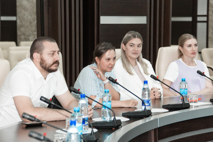 Участники круглого стола по вопросам волонтерской деятельности, который состоялся в ООО «Газпром добыча Оренбург»