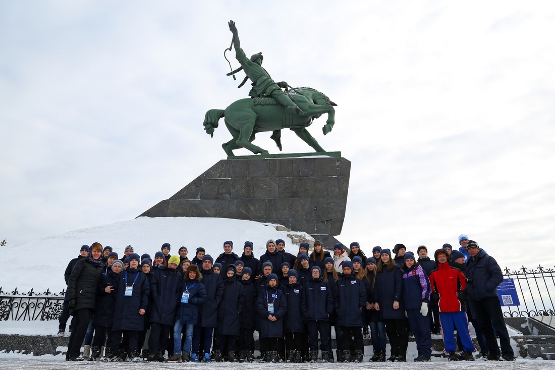 Оренбуржцы у памятника Салавату Юлаеву