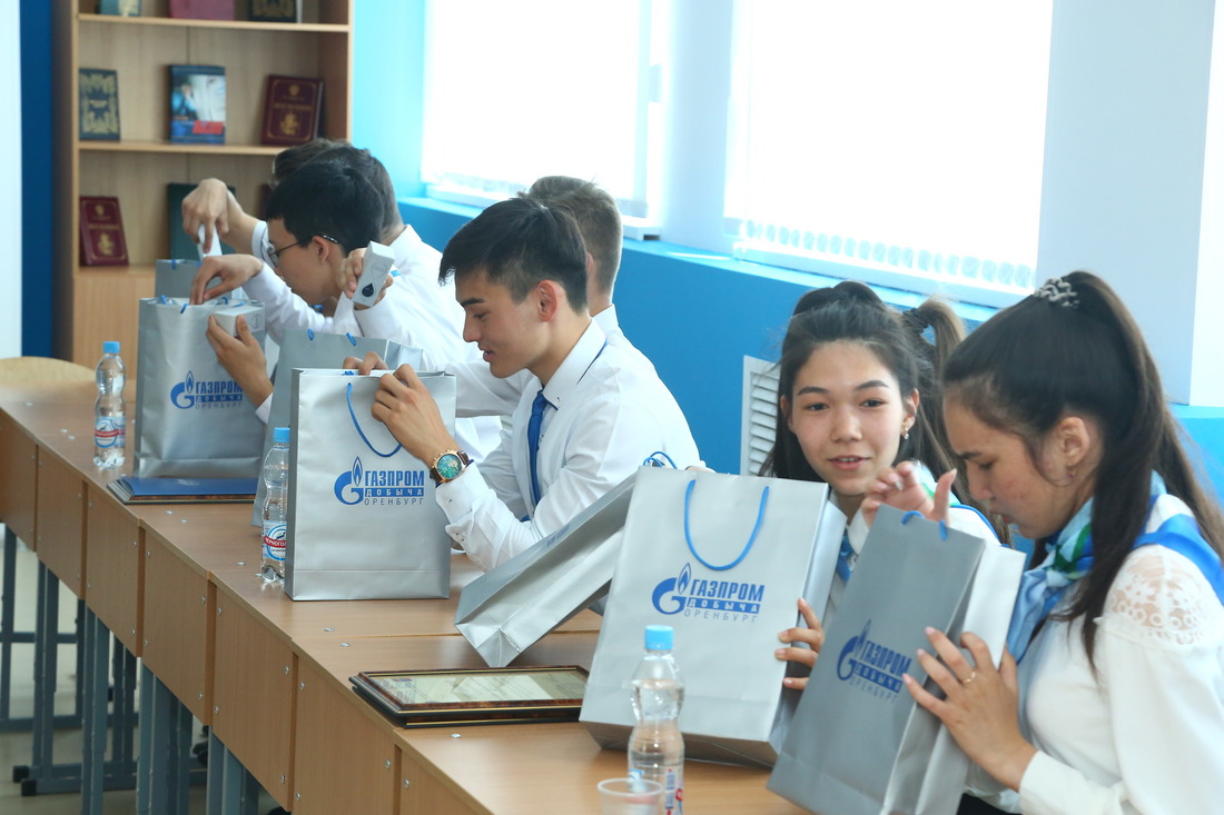 Учащиеся 10-го "Газпром-класса" поощрены дипломами и ценными подарками по итогам завершенного учебного года