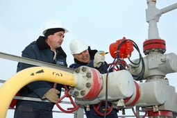 Настройку оборудования производят мастера по добычи нефти и газа Радик Гайсин (слева) и Сергей Радукан