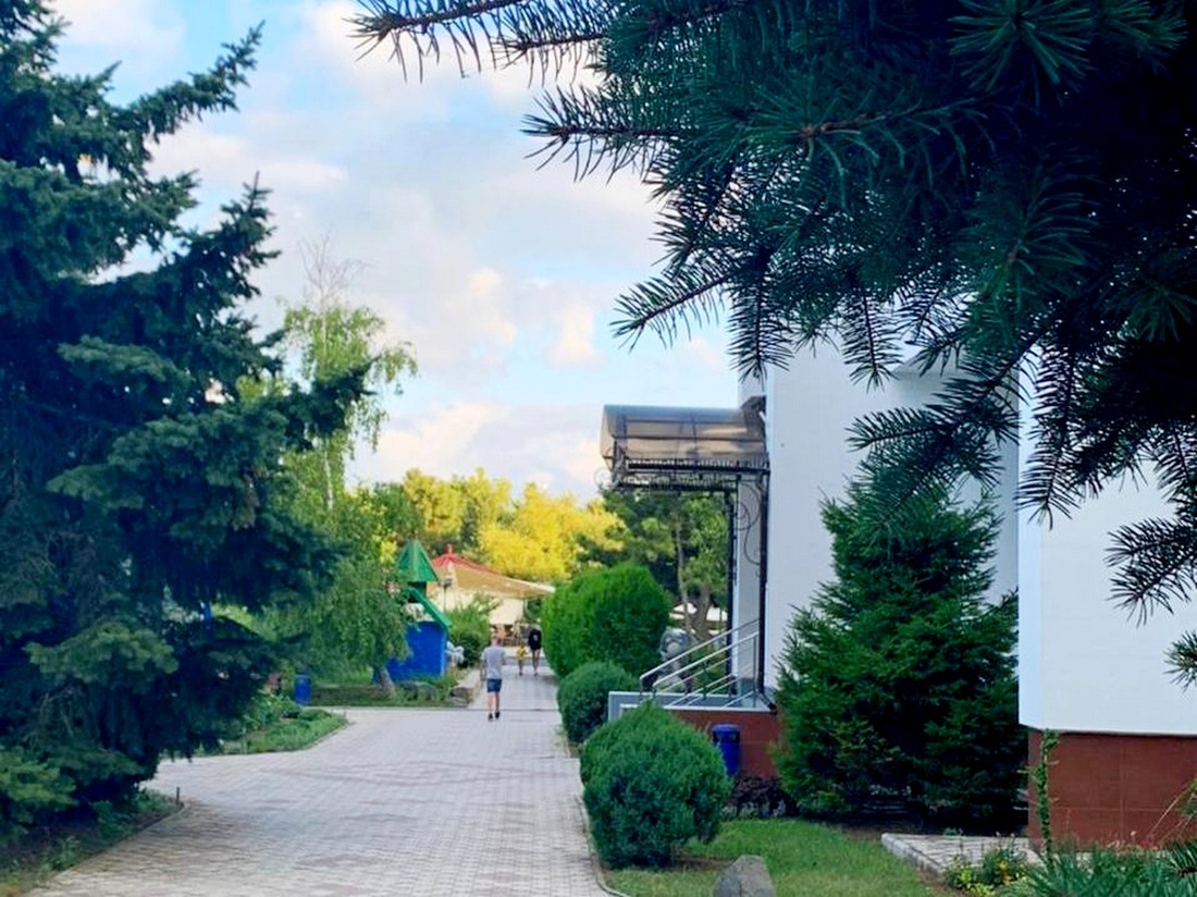 Благоустроенная территория санатория "Орен-Крым" позволяет отдохнуть в тени и тиши