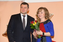 Глава Оренбурга Евгений Арапов вручил награду Земфире Титовой